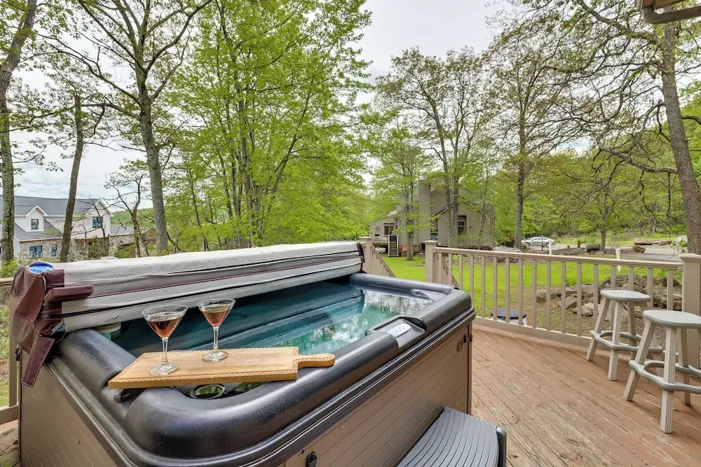< 1 Mi to Big Boulder Mtn! Home w/ Hot Tub & Deck
