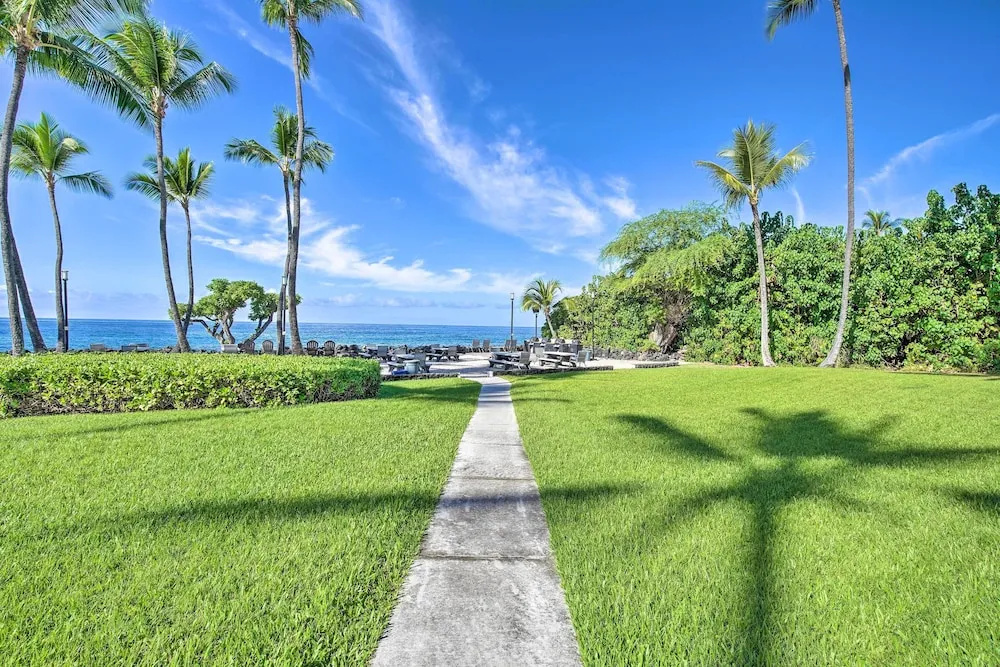 Oceanfront Kailua-kona Condo w/ Community Pool!, Kailua-Kona