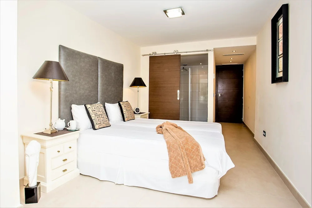 6 Bedrooms Villa