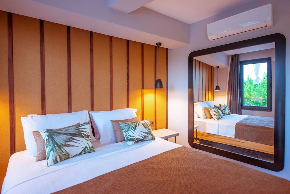 Superior room with balcony and with garden view