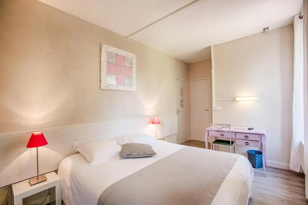 Deluxe Double room (full double bed)