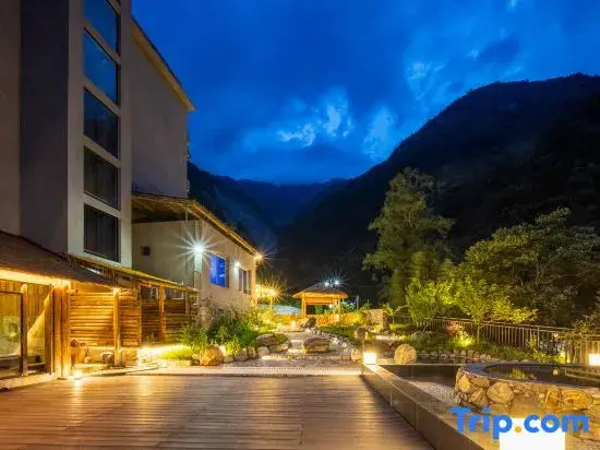 Shanshuijian Hot Spring Hotel (Hailuogou Glacier Forest Park)