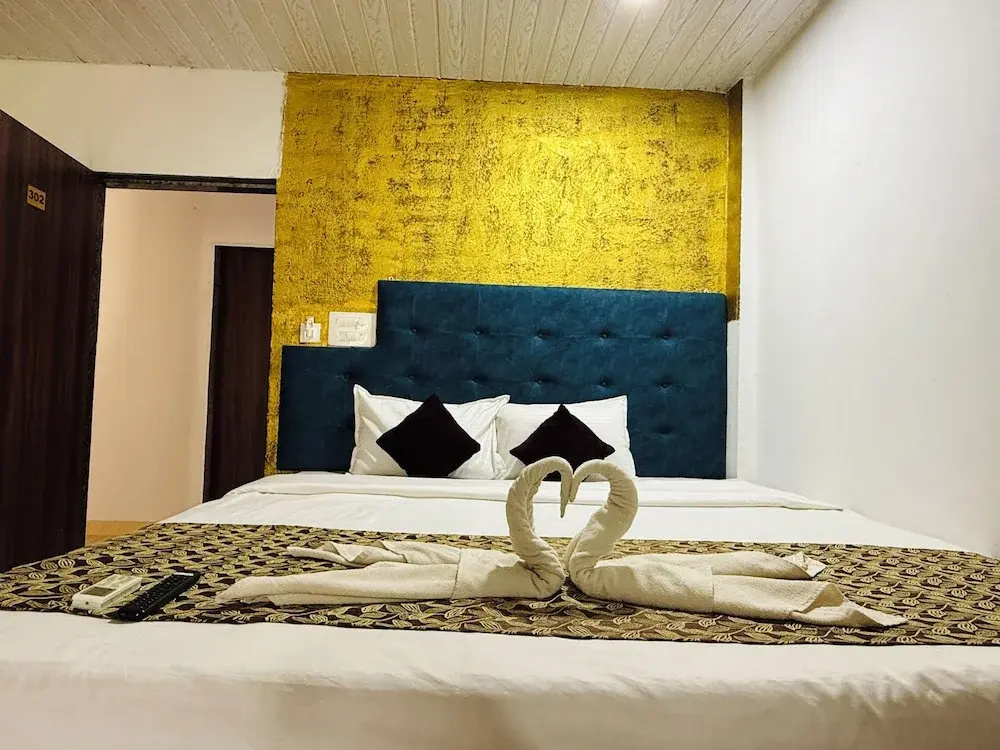 Deluxe Double room with balcony and with pool view (full double bed)