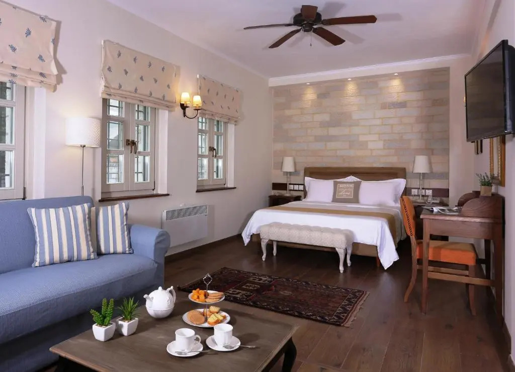 Double Suite full double bed