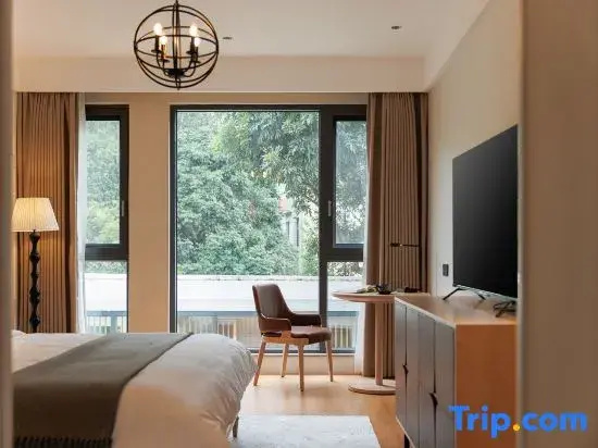 Deluxe Double room (full double bed)