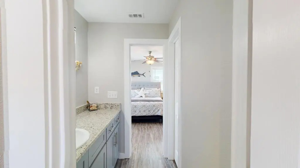AH-B204 Remodeled 2nd Floor Condo, Shared Pool & Hot Tub, Near Marina
