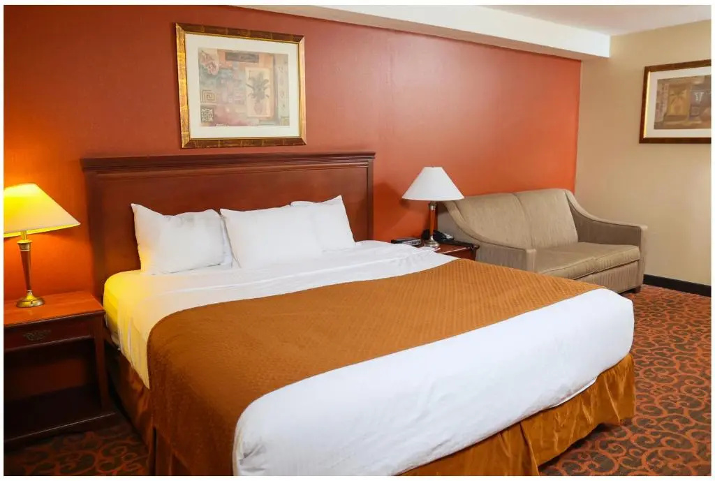 Ramada by Wyndham Niagara Falls/Fallsview - Chambres
