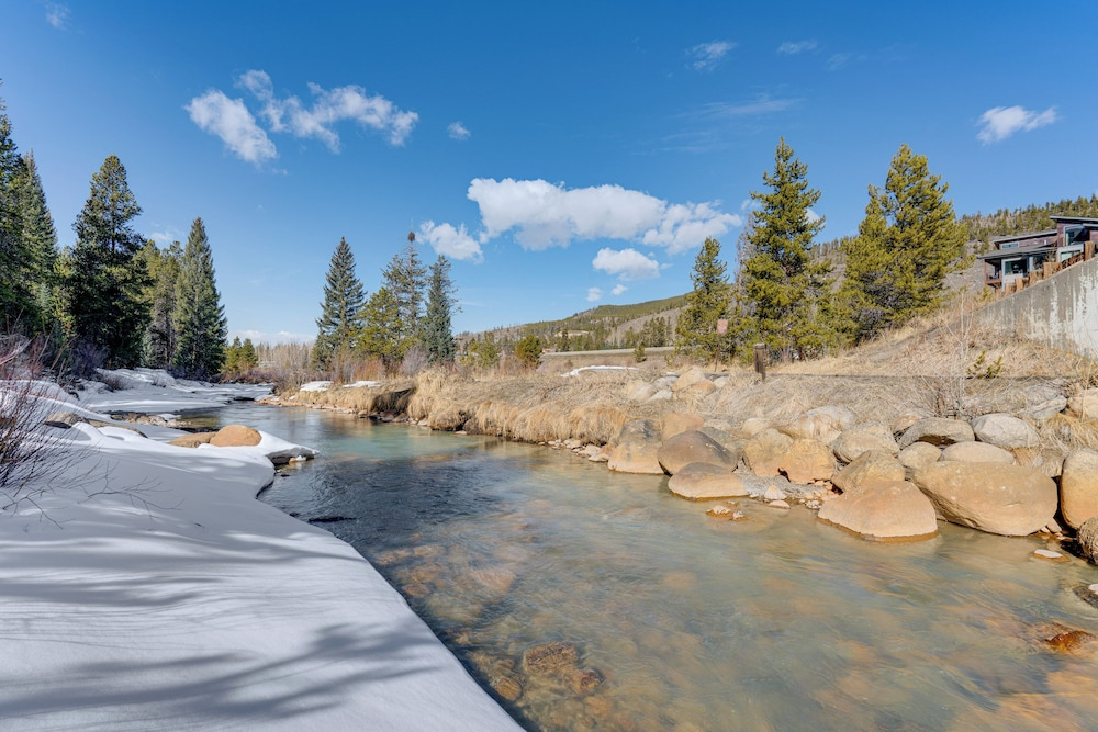 3 Mi to Keystone Resort: Updated Condo w/ Balcony!