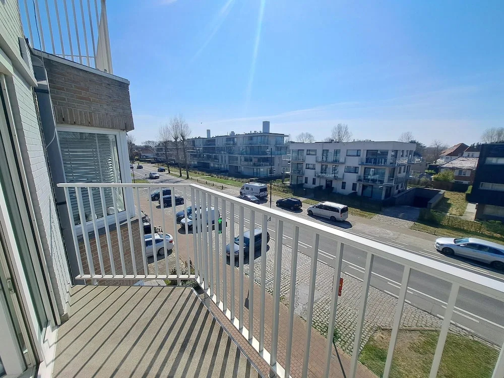 Bright 3-bedroom Flat by the Beach
