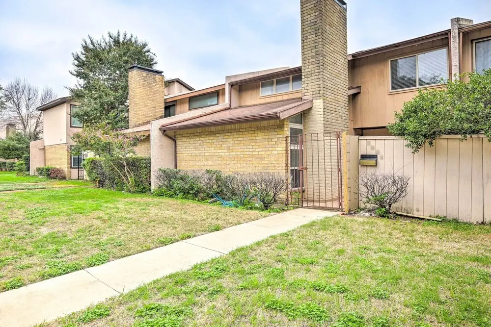 Pet-friendly Dallas Townhome w/ Outdoor Grill
