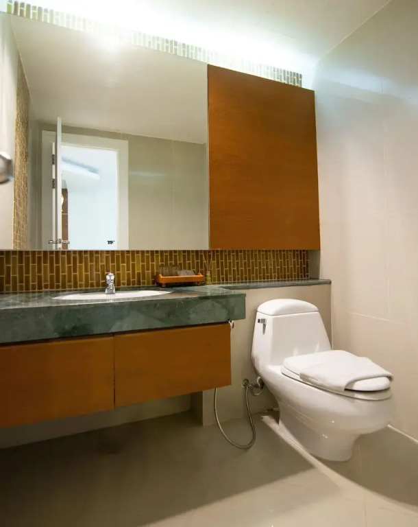 Семейный люкс с видом на море в Royal Beach View Suites