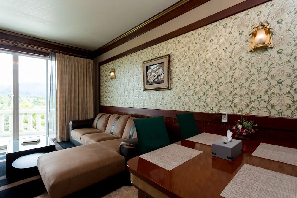 Одноместный люкс с видом на бассейн в Erawan Hotel