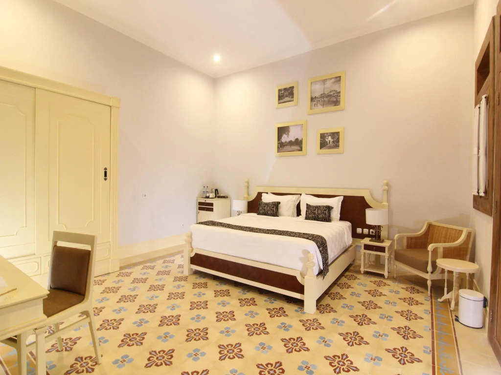 Executive room with pool view
