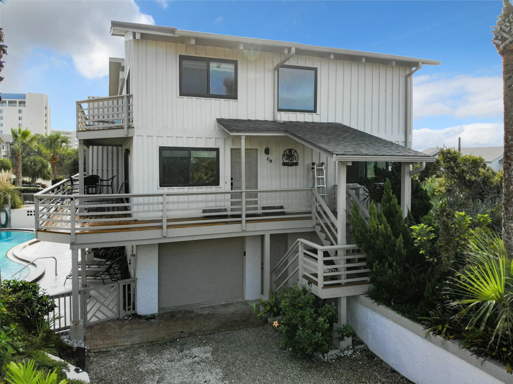 Octopus Garden, A Luxurious Townhome Overlooking Pool! Ocean Views!