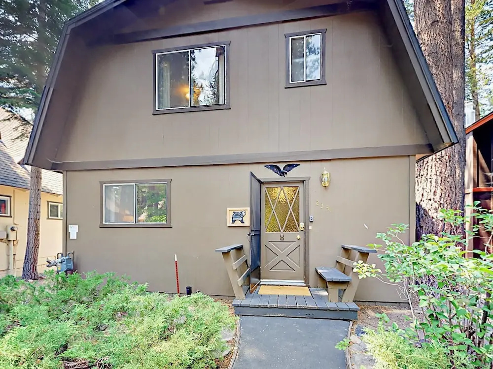 3BR Classic Lake Tahoe Cabin by RedAwning