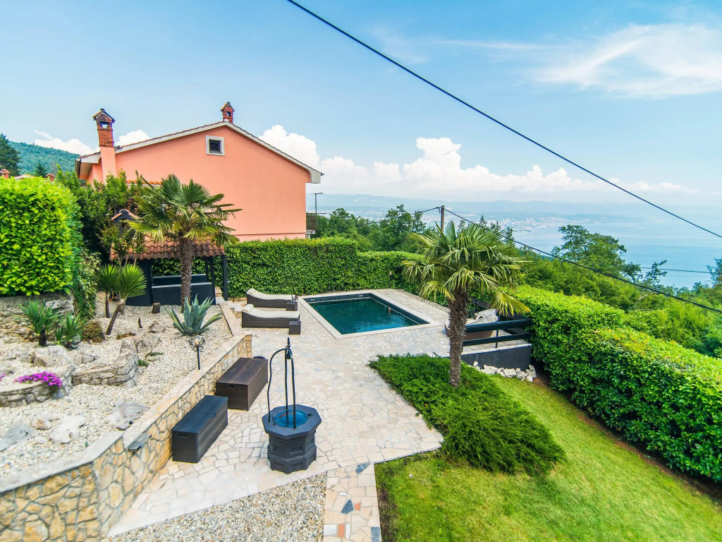 Authentic holiday house with private pool and sea view