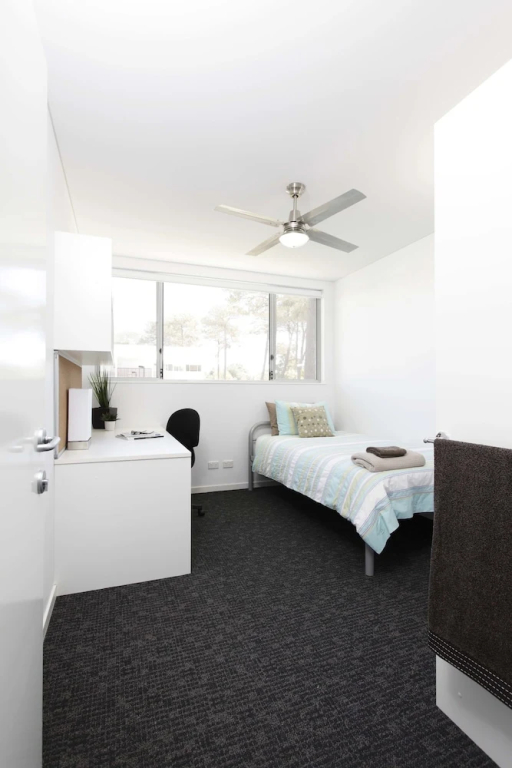 四間臥室雙人公寓，配有雙人床