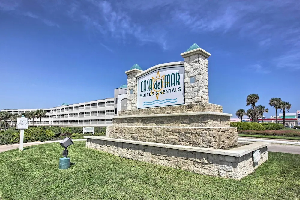 Steps to Sand + 2 Pools! Galveston Coastal Getaway