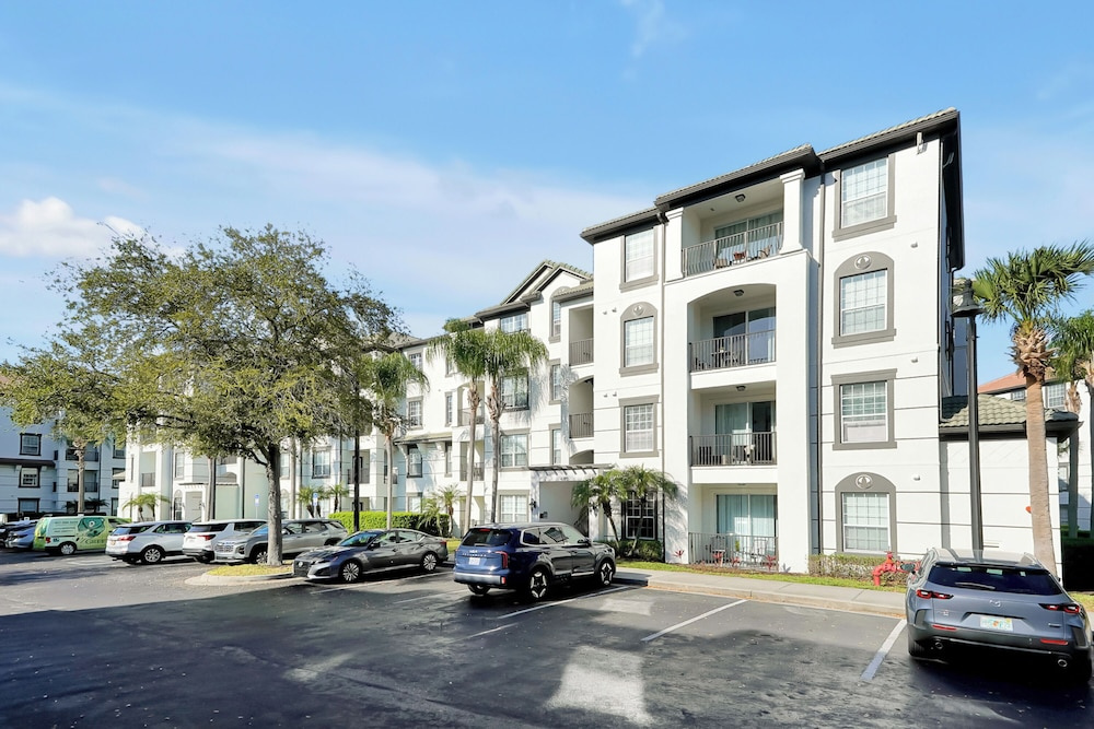 Gorgeous 3 Bed Lakeview, Vista Cay - 1010