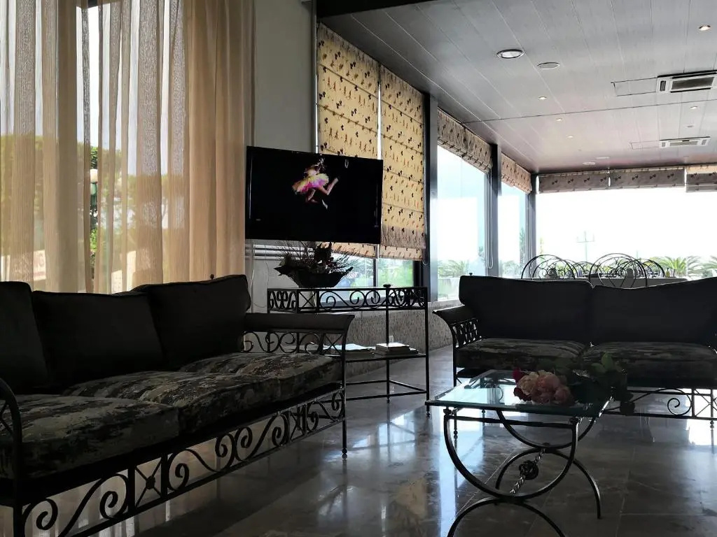 Holiday Suites Hotel And Beach - Général