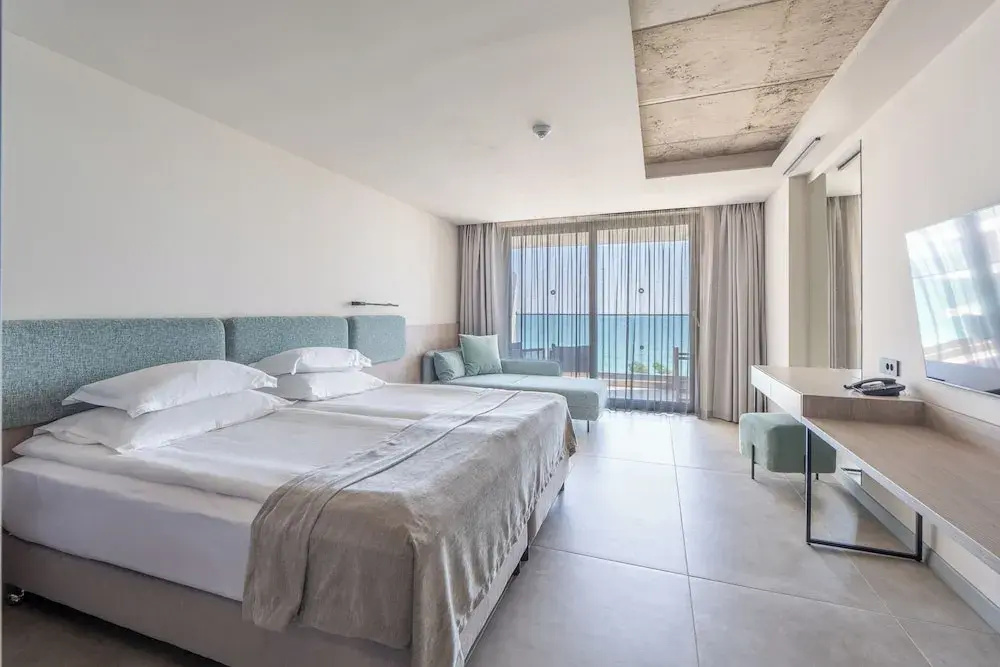 Deluxe Double room with balcony and with sea view (full double bed)