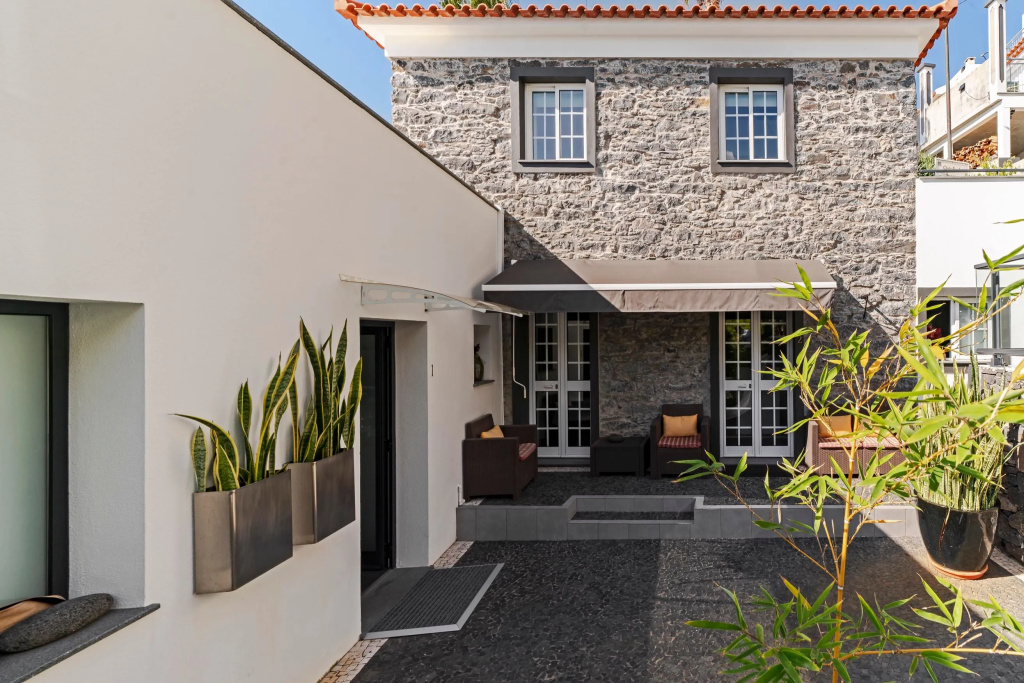 Modern, tranquil, A/C, heated pool. A balcony over the ocean! | Grayci’s House