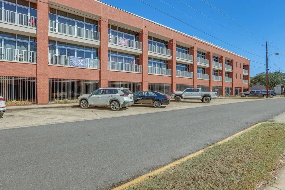 Walk to UA Campus: Apt w/ Secure Parking!