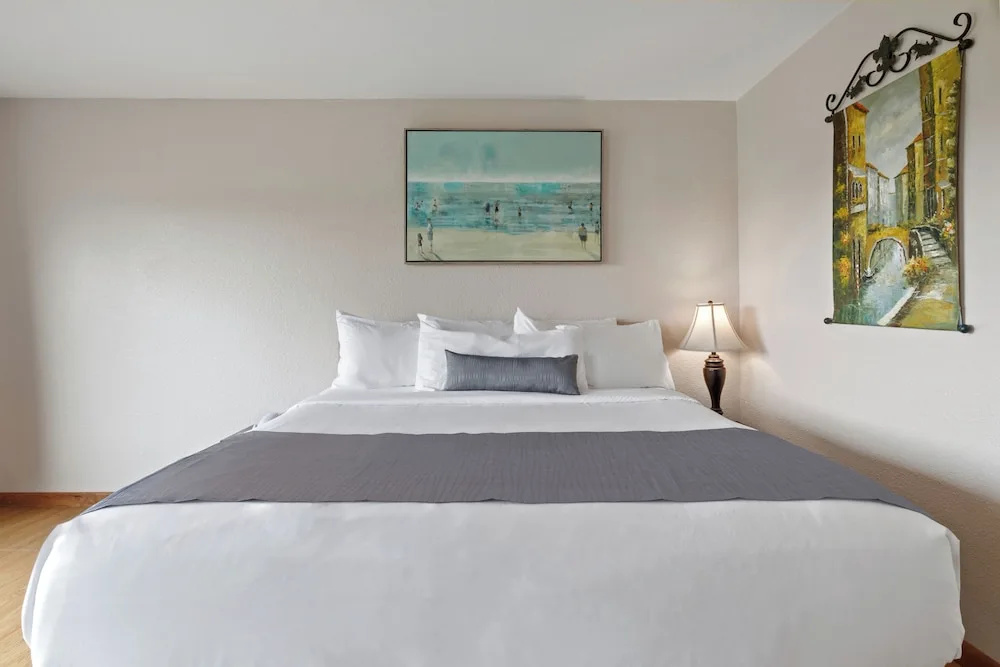 2 Bedrooms Standard room with pool view