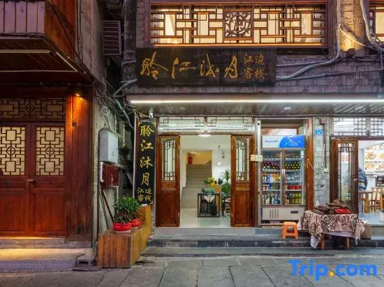 Phoenix Ancient City Lingjiang Muyue Riverside Homestay