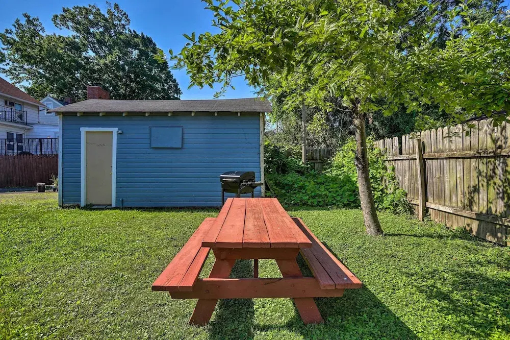 Lorain Lake Cottage < 1 Mi to Lake Erie Fun!