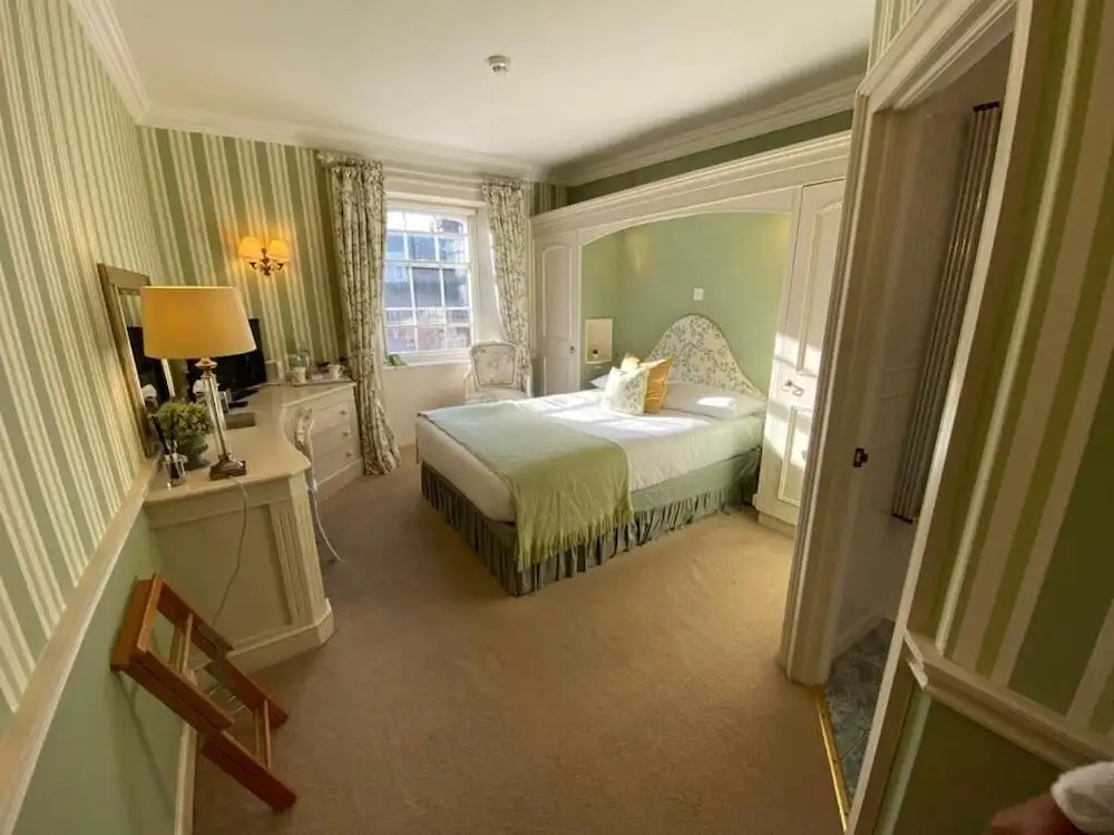 Standard Double room with street view (full double bed)