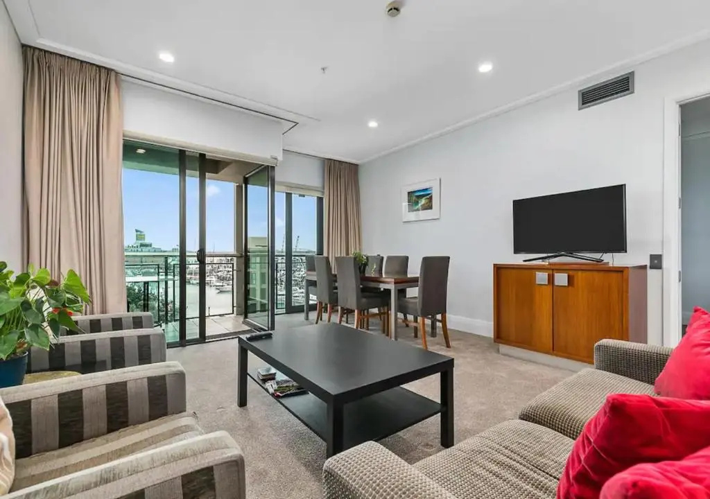 Bright and central apartment on Viaduct Harbour