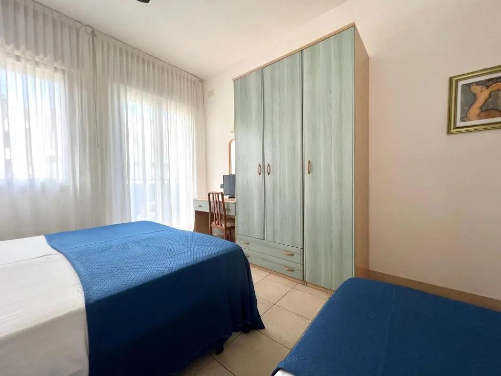 Standard Triple room with sea view