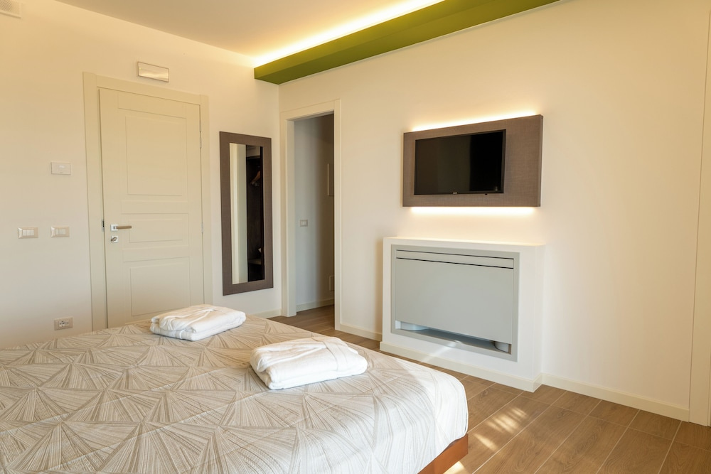 Comfort Double room with pool view (full double bed)