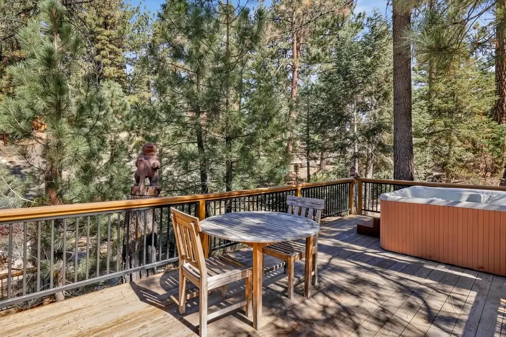 2056-top Notch Lodge 3 Bedroom Home by RedAwning