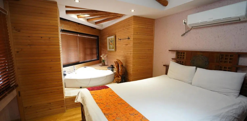 Deluxe Double room (full double bed)