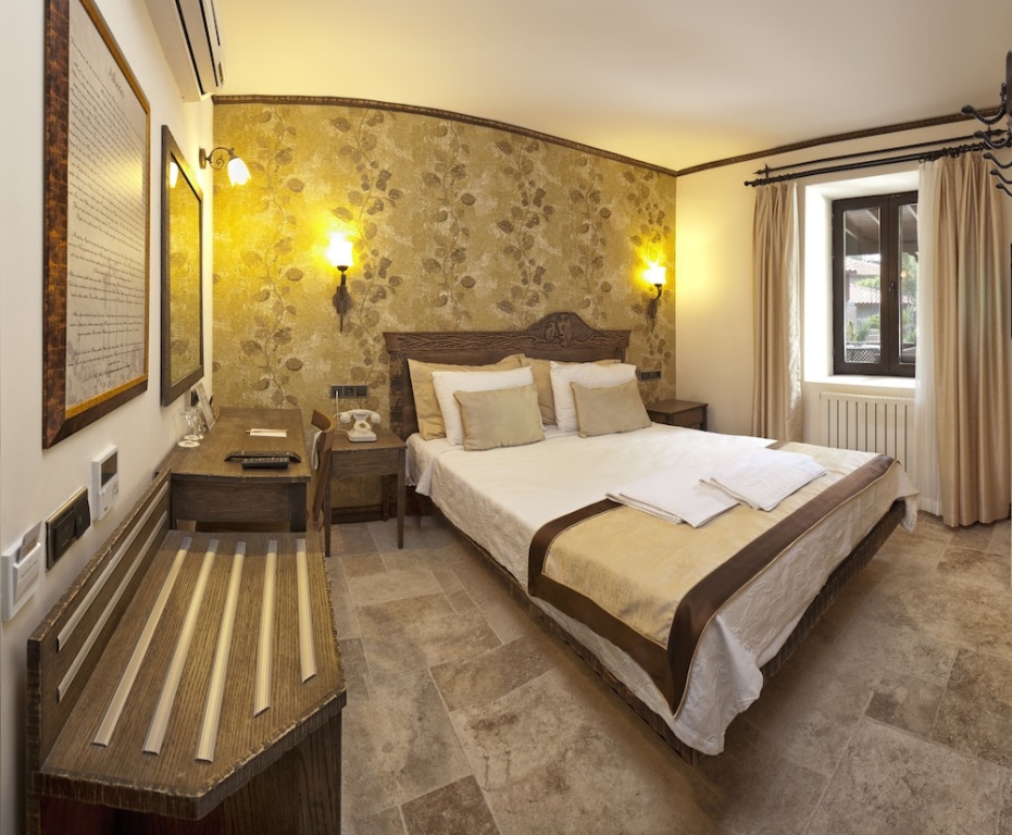 Standard room with mountain view