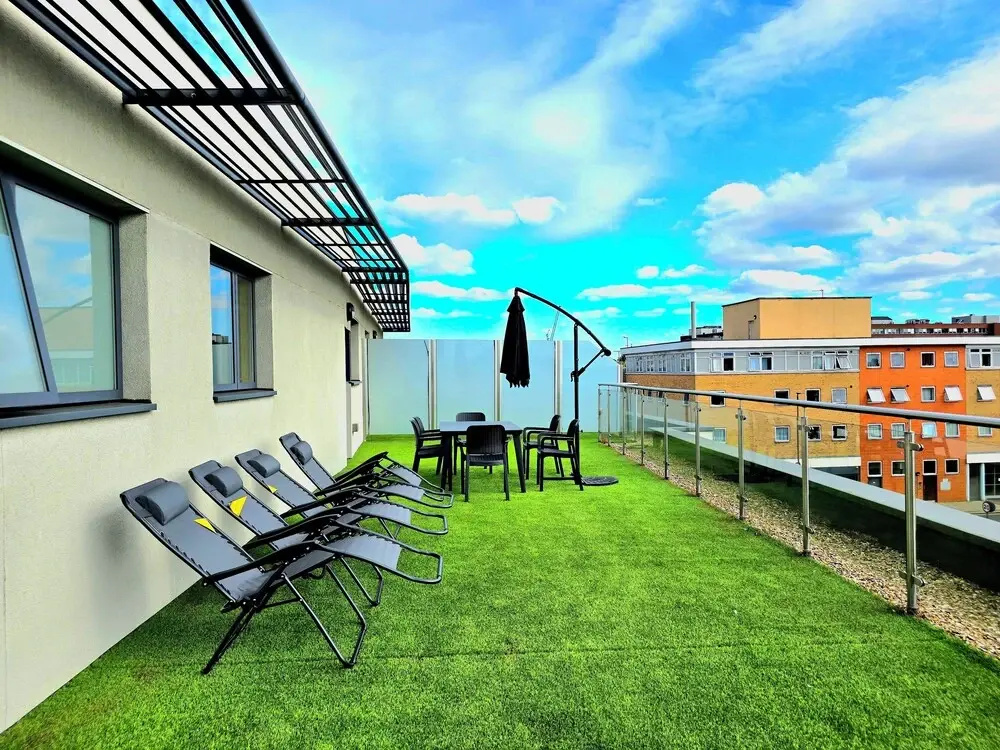 Retreat Private Rooftop 3 Bedroom Apartment