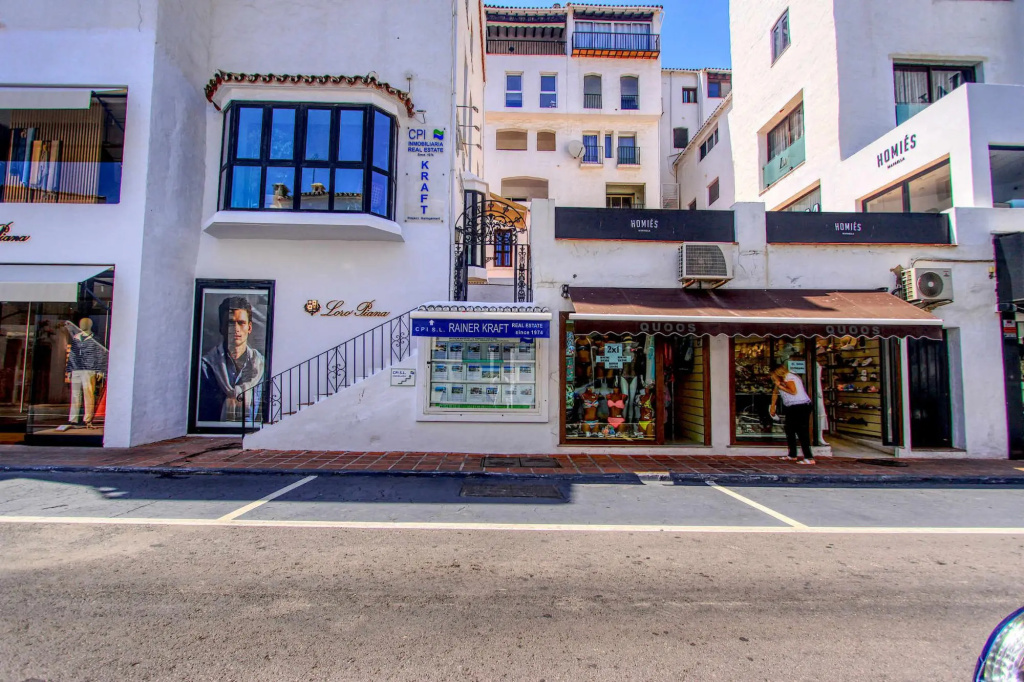 1079 - Frontline Puerto Banus Apartment