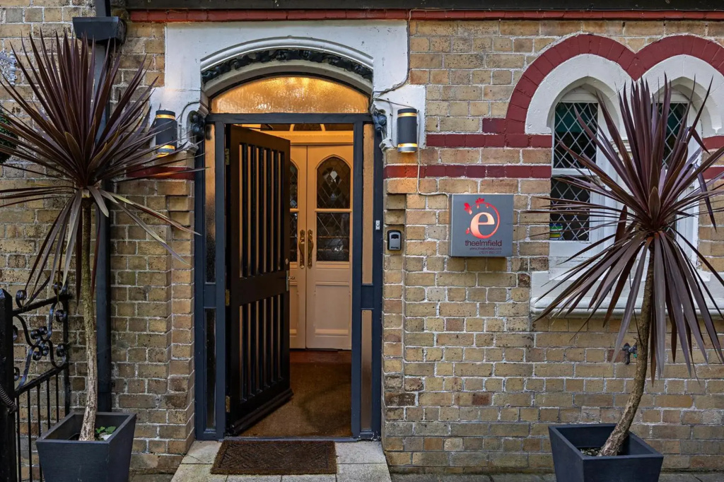 The Elmfield, 8 Bed Villa with Swimming Pool, Cocktail Bar and Games Room