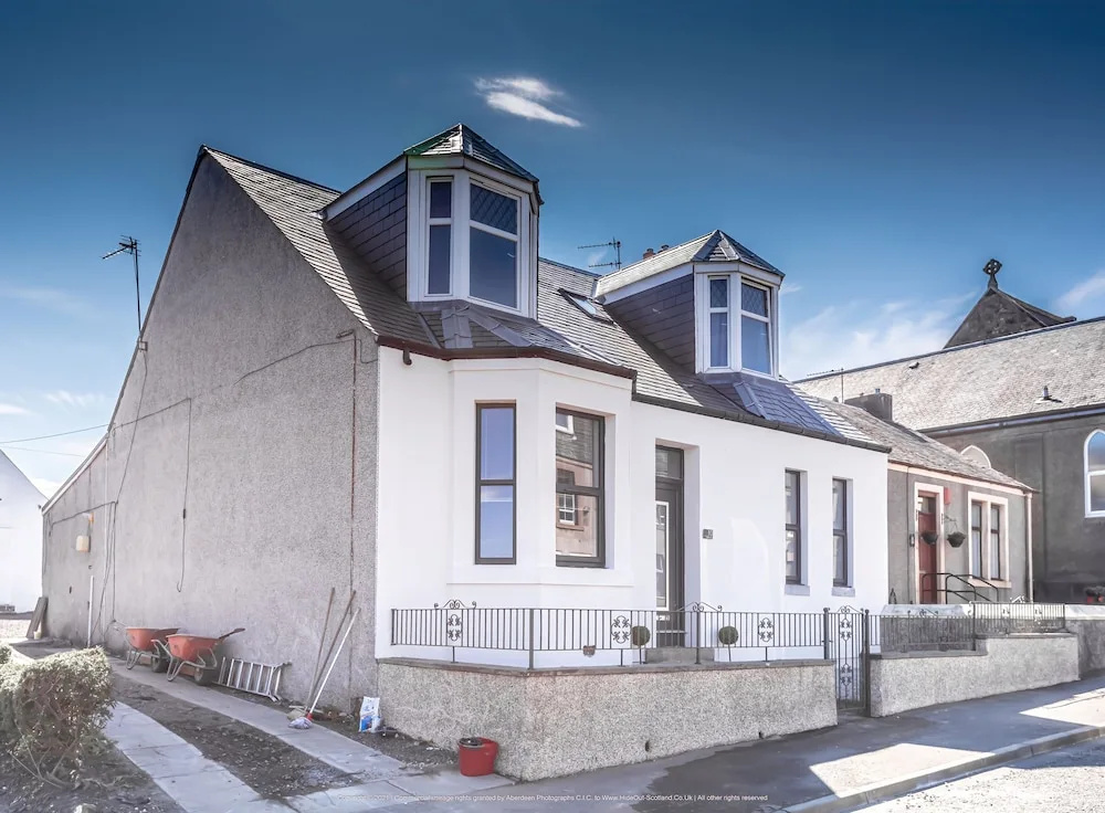 4 Bed-sleeps 8- Free Parking-pets-hot Tub