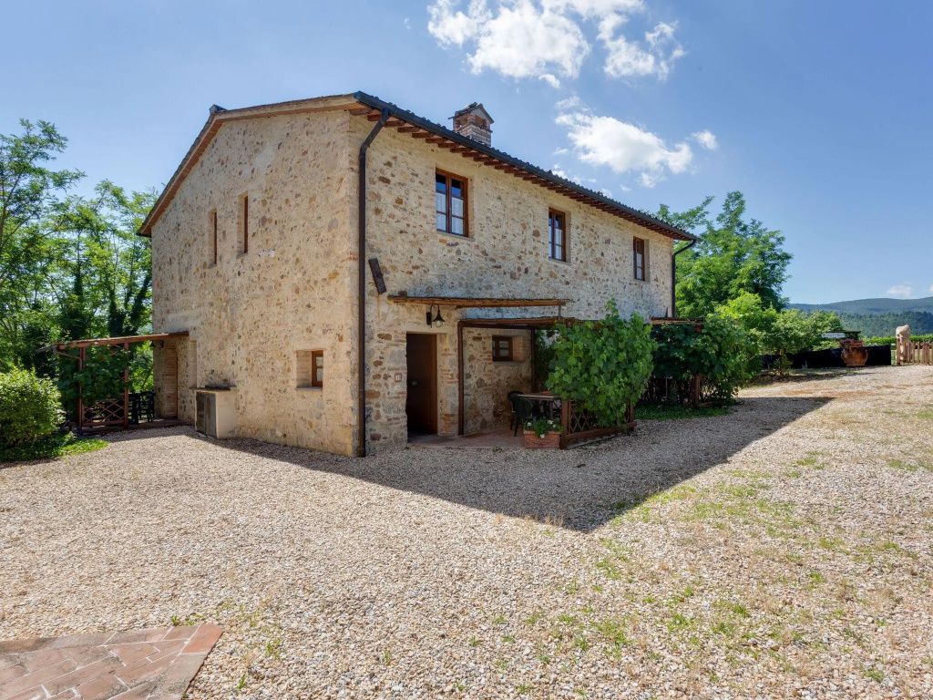 Apartment in Tuscany With Pool and Scenic Views