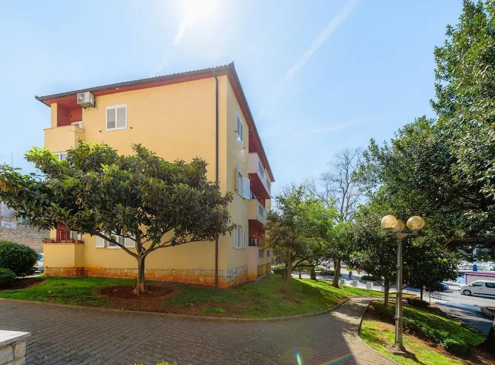 Pretty Apartment Near Golf Course