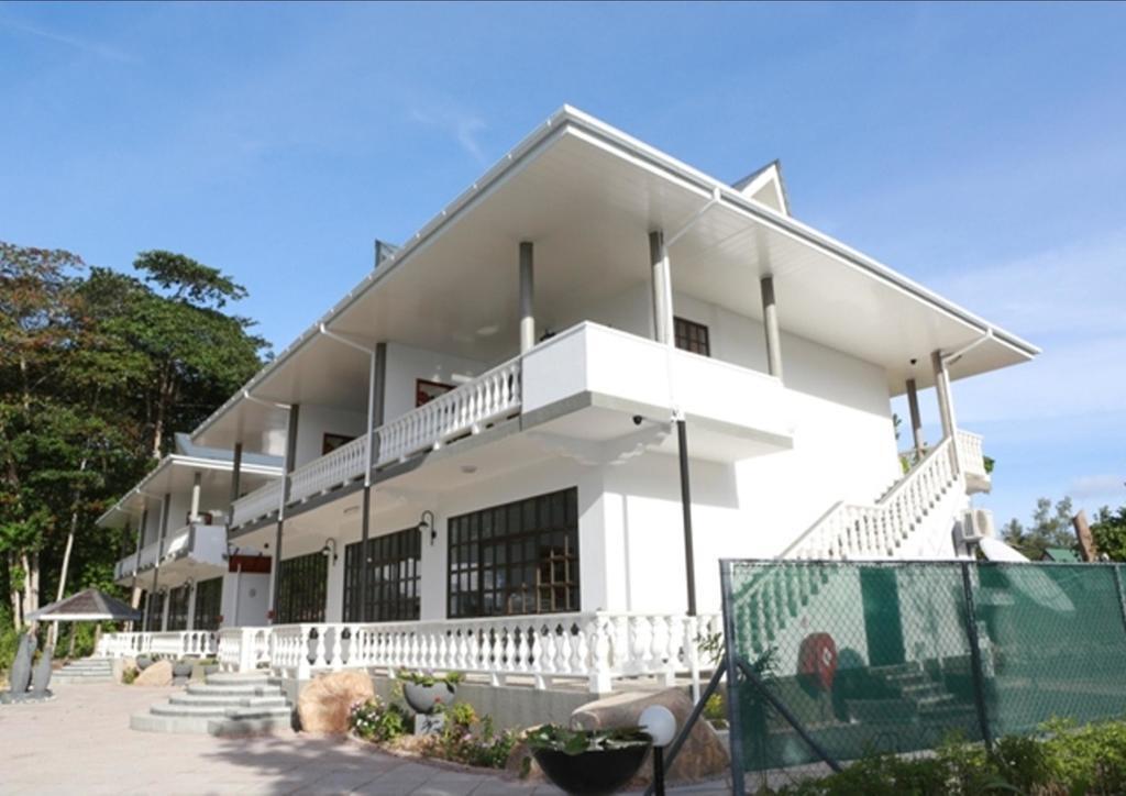 La Digue Self-Catering Apartments image