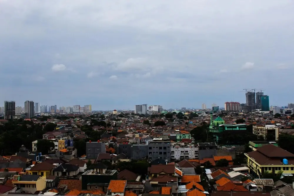 Fully Furnished and Cozy Design 1BR Green Pramuka Apartment