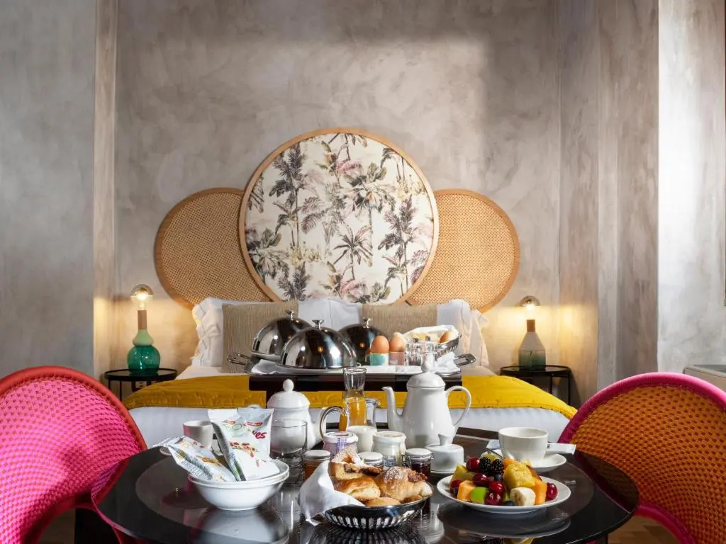 Suite with courtyard view