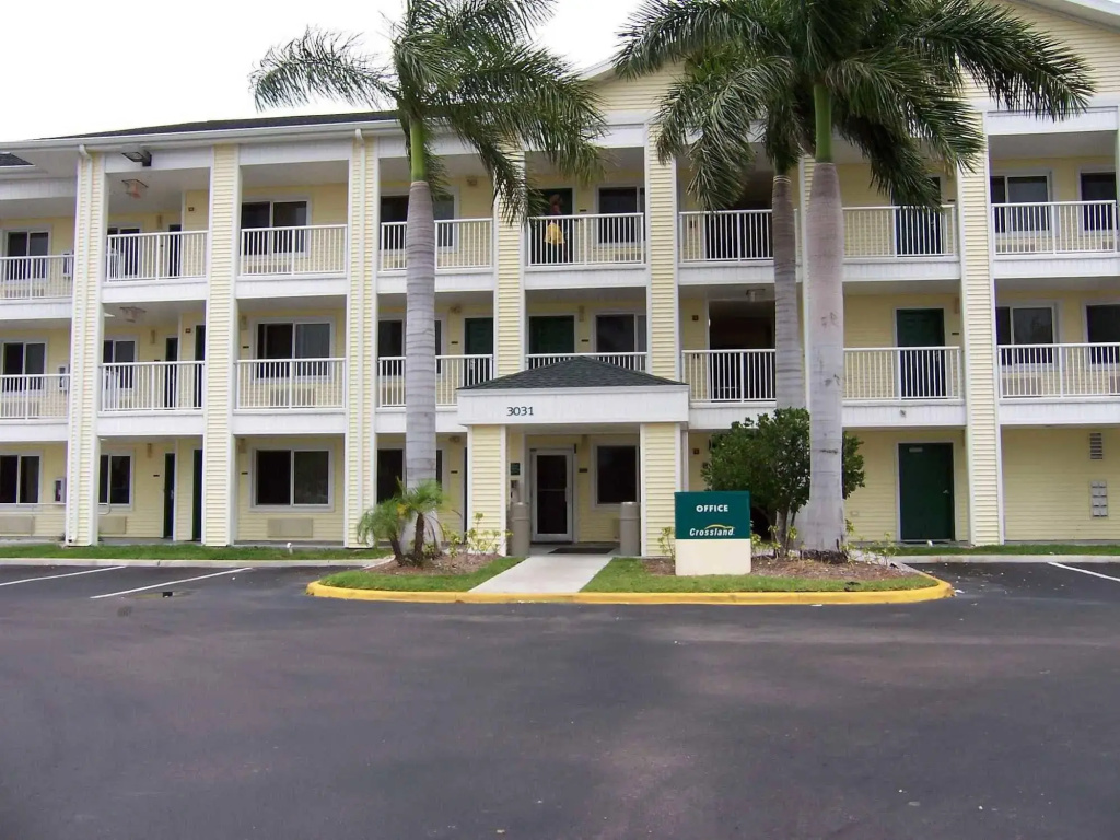 HomeTowne Studios by Red Roof Fort Lauderdale