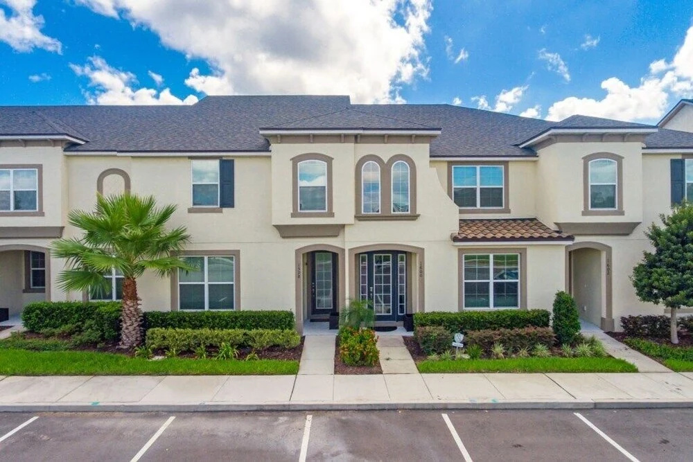 Incredible 5 bed 4 Bath With Private Pool 1598