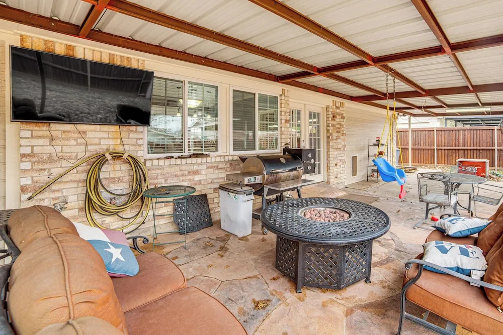Dallas Area Home w/ Hot Tub, Families Welcome!