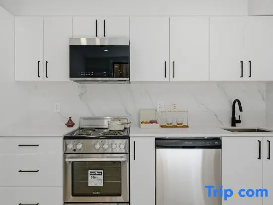 Modern 2BR Retreat | Marpole Near YVR
